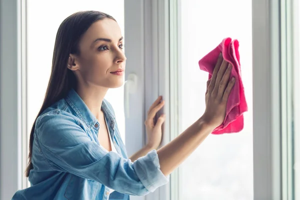 Mooie vrouw schoonmaken — Stockfoto