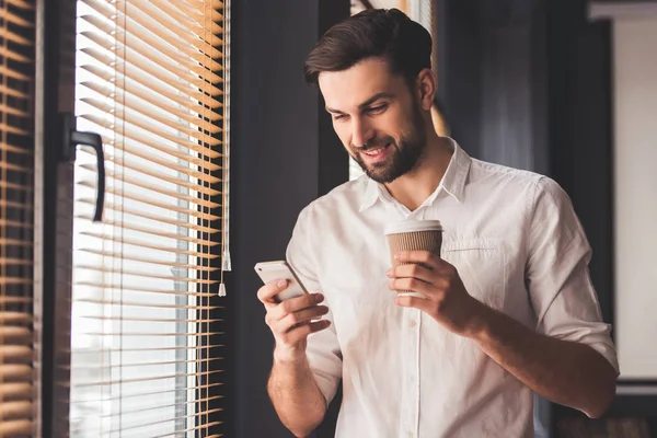 Guapo joven hombre de negocios — Foto de Stock