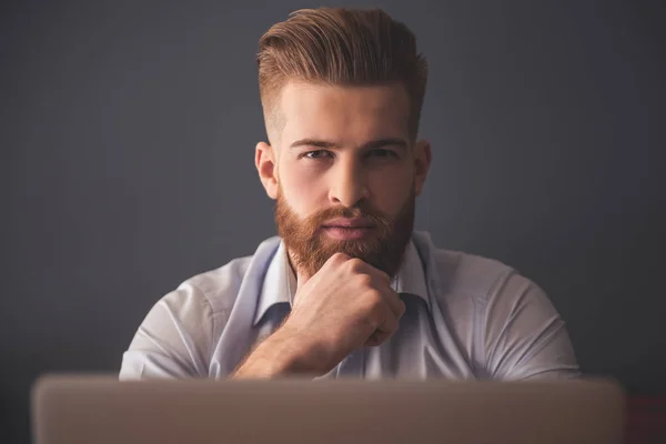 Guapo barbudo hombre de negocios —  Fotos de Stock