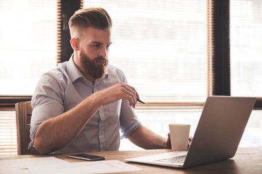 Yakışıklı sakallı işadamı