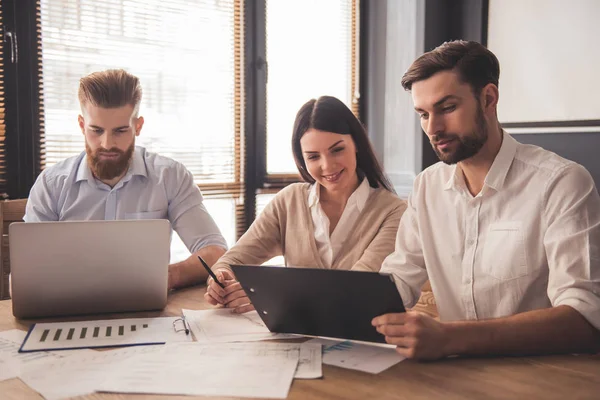 Gente de negocios trabajando —  Fotos de Stock