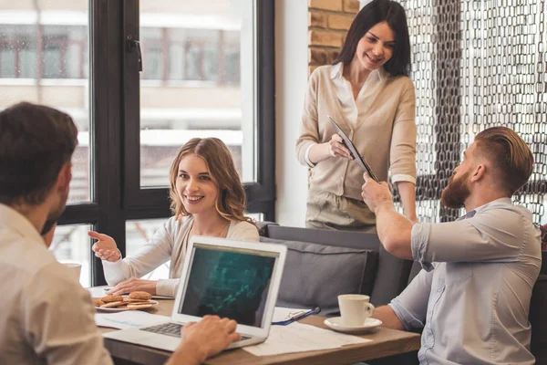 Les gens d'affaires qui travaillent — Photo