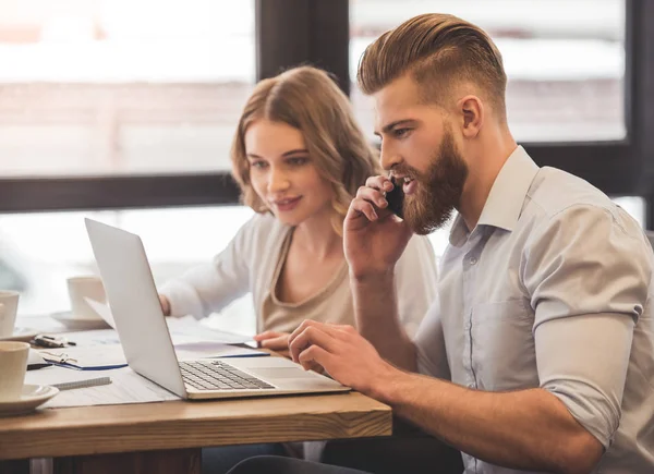 Geschäftspaar arbeitet — Stockfoto