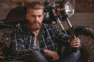 Motosiklet tamircisi adam