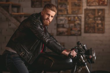 Motosiklet tamircisi adam