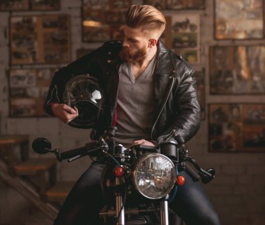 Motosiklet tamircisi adam