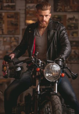Motosiklet tamircisi adam