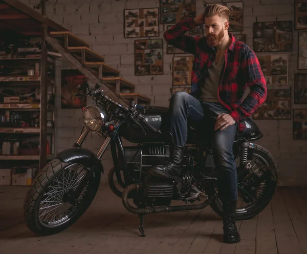 Guy dans un atelier de réparation de moto — Photo