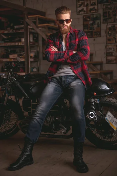 Guy v opravně motocyklů — Stock fotografie