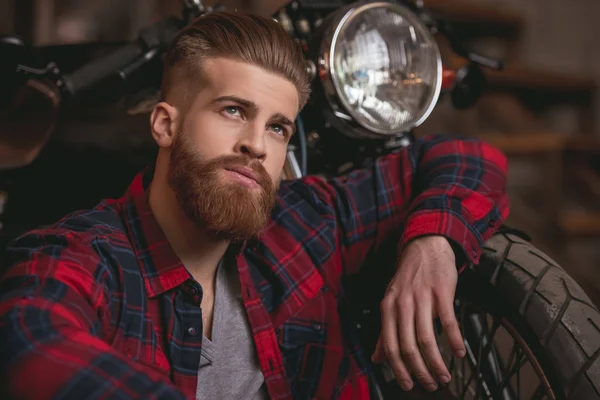 Guy dans un atelier de réparation de moto — Photo