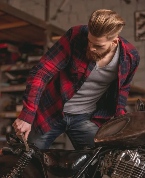 Mann in Motorradwerkstatt — Stockfoto