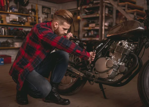 Guy v opravně motocyklů — Stock fotografie