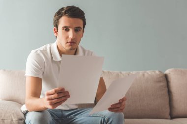 Evdeki yakışıklı genç adam.