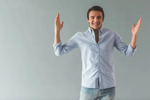 Guapo joven hombre de negocios — Foto de Stock