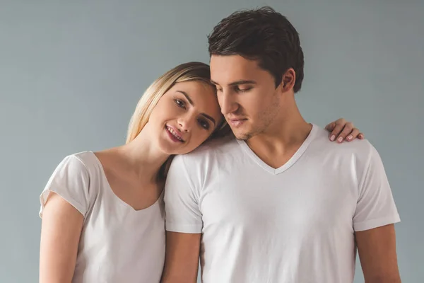 Bonito jovem casal — Fotografia de Stock