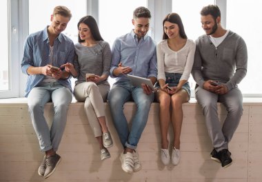 Gadget kullanan gençler