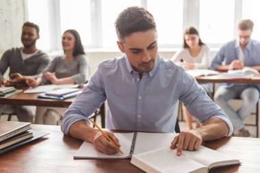 Öğrenciler sınıf sırasında