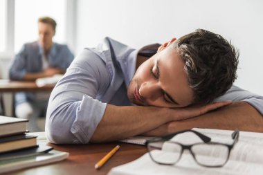 Öğrenciler sınıf sırasında