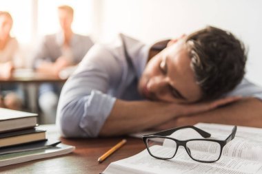 Öğrenciler sınıf sırasında