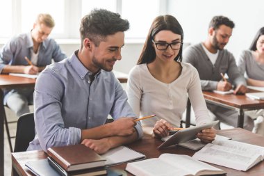 Öğrenciler sınıf sırasında