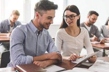 Öğrenciler sınıf sırasında