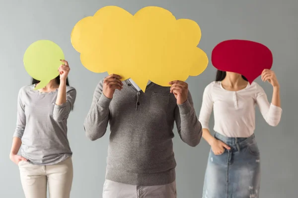 Young people with speech bubble — Stock Photo, Image