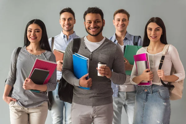 Schöne junge Leute — Stockfoto