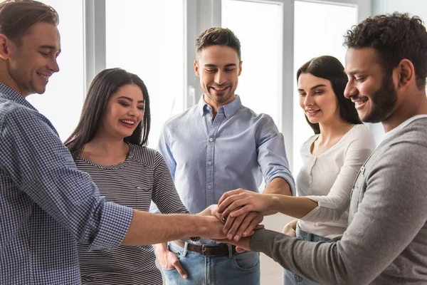 Hermosos jóvenes — Foto de Stock