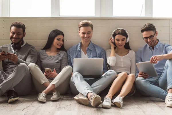 Junge Leute mit Gadgets — Stockfoto