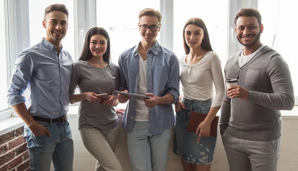 Jóvenes con Gadgets —  Fotos de Stock