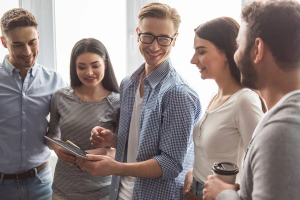 Jóvenes con Gadgets — Foto de Stock