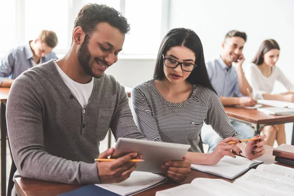 Studenti durante la lezione — Foto Stock