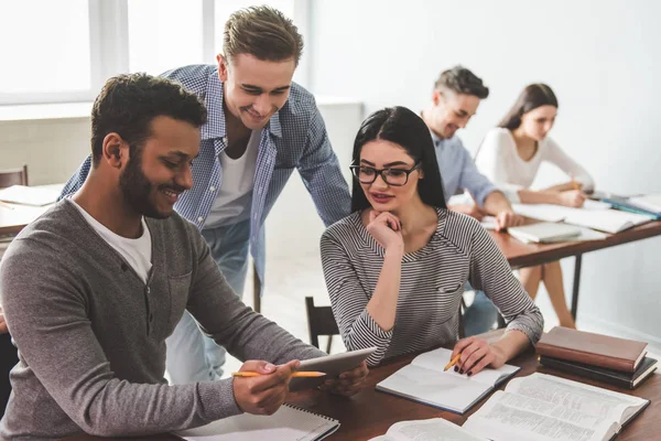 Studenter i klassen – stockfoto