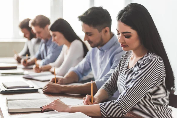 Étudiants pendant la classe — Photo