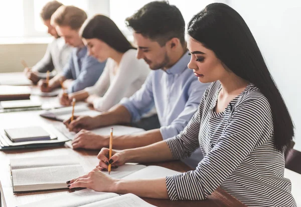 Étudiants pendant la classe — Photo