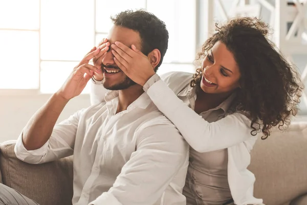 Feliz casal afro-americano — Fotografia de Stock