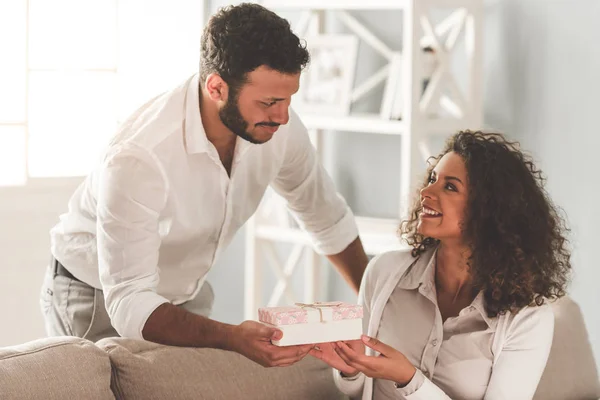 Feliz pareja afroamericana — Foto de Stock