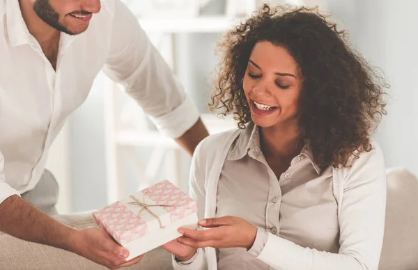 Feliz pareja afroamericana — Foto de Stock