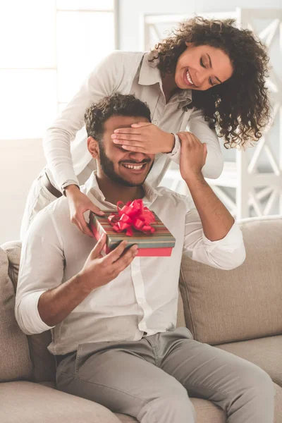 Feliz casal afro-americano — Fotografia de Stock