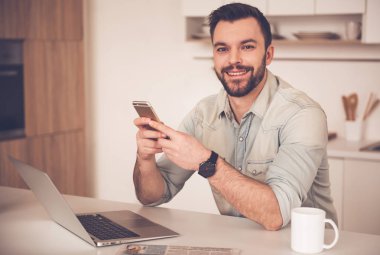 Mutfakta yakışıklı işadamı