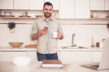 Mutfakta yakışıklı işadamı