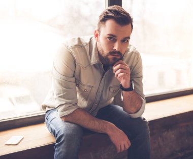 yakışıklı bir adam mutfakta