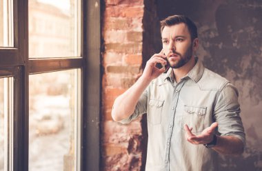 Mutfakta yakışıklı işadamı