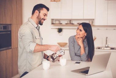 Mutfakta güzel Çift