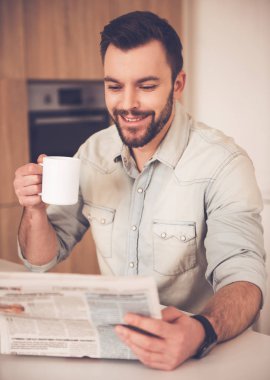 Mutfakta yakışıklı işadamı