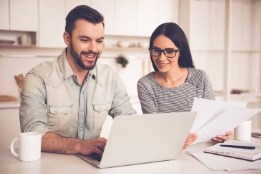 Mutfakta güzel Çift