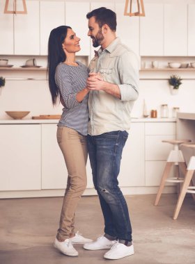 Mutfakta güzel Çift