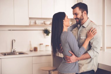 Mutfakta güzel Çift