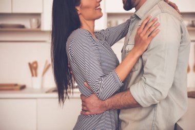 Mutfakta güzel Çift