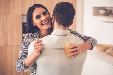 Mutfakta güzel Çift